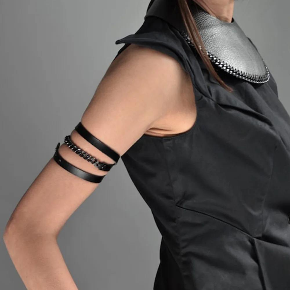 

2025 Новая готическая мода Y2K из искусственной кожи с цепочкой в латинском и американском стиле панк, черное кожаное кольцо на руку, аксессуары для уличных танцев, забавные игрушки для взрослых