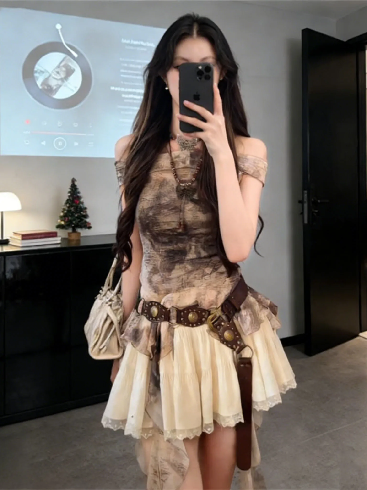 

Новый летний комплект для женщин: топ на одно плечо с драпировкой и юбка с асимметричным подолом, с принтом, создающий ощущение роскоши.