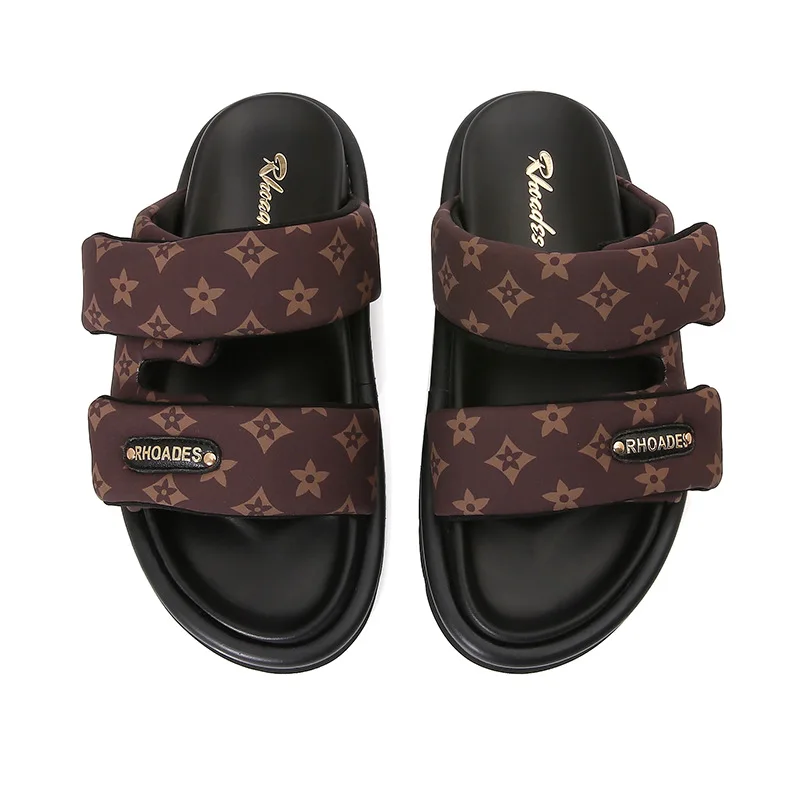 شباشب بنية جديدة لعام 2025 أحذية شاطئ صيفية مع شريط سحري بجزء سفلي سميك صنادل نسائية عصرية متعددة الاستخدامات