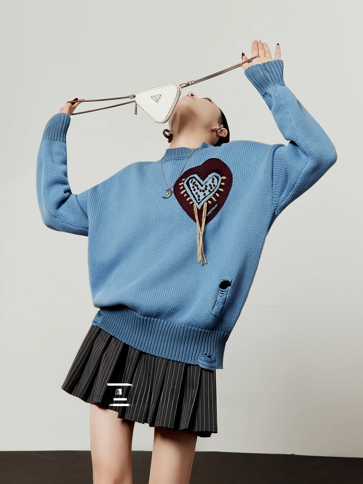 

Синий вязаный свитер женский свободного кроя для повседневной носки, весенняя новинка, стройнящий, модный трикотаж, удобный, длинный рукав, с сердечком...