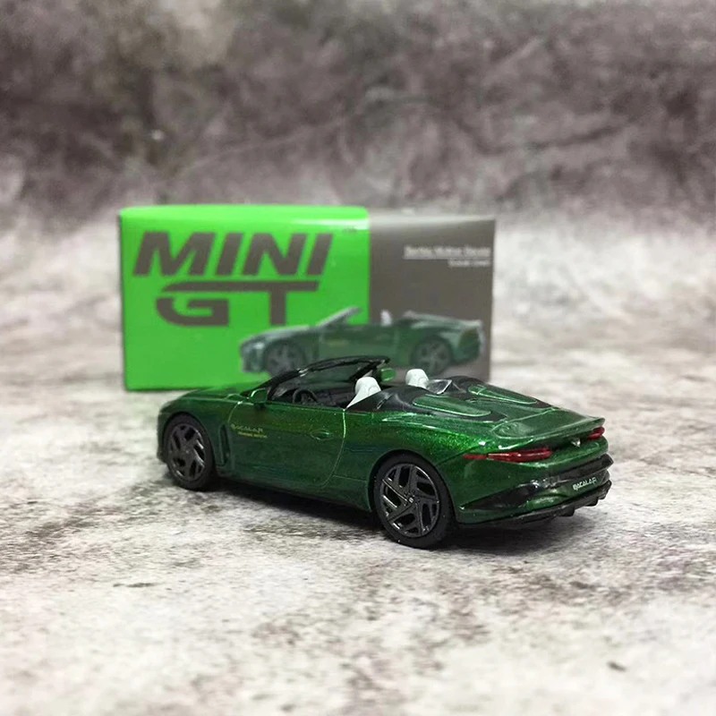 نموذج سيارة جعران صغير GT Mulliner ، مركبة مصبوبة في قالب ، أخضر # من من نوع GT LHD ، 1:64