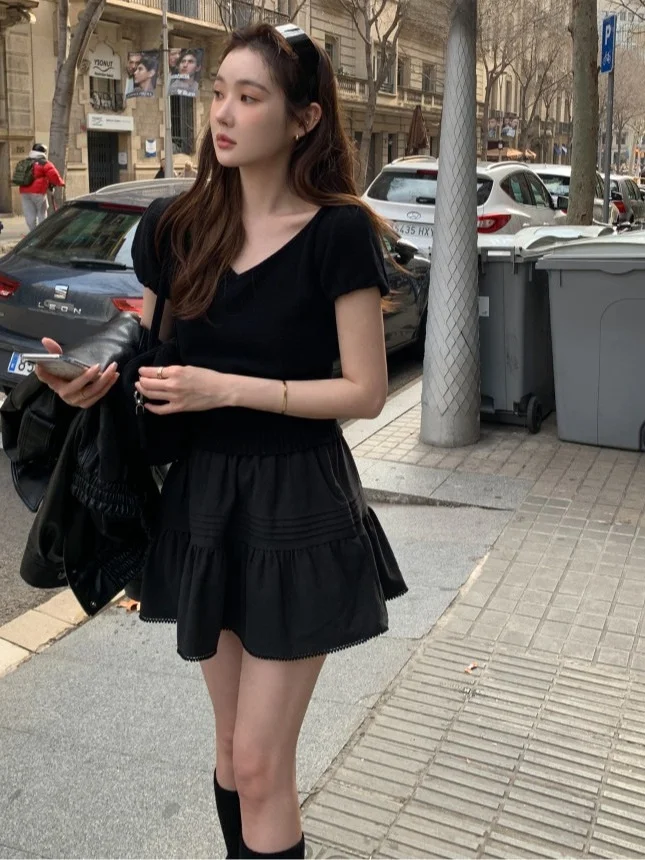 エレガントなVネック半袖ニットセーター レディース 夏 2025 新作 スイートで万能なトップスと若見えミニスカートのツーピースセット