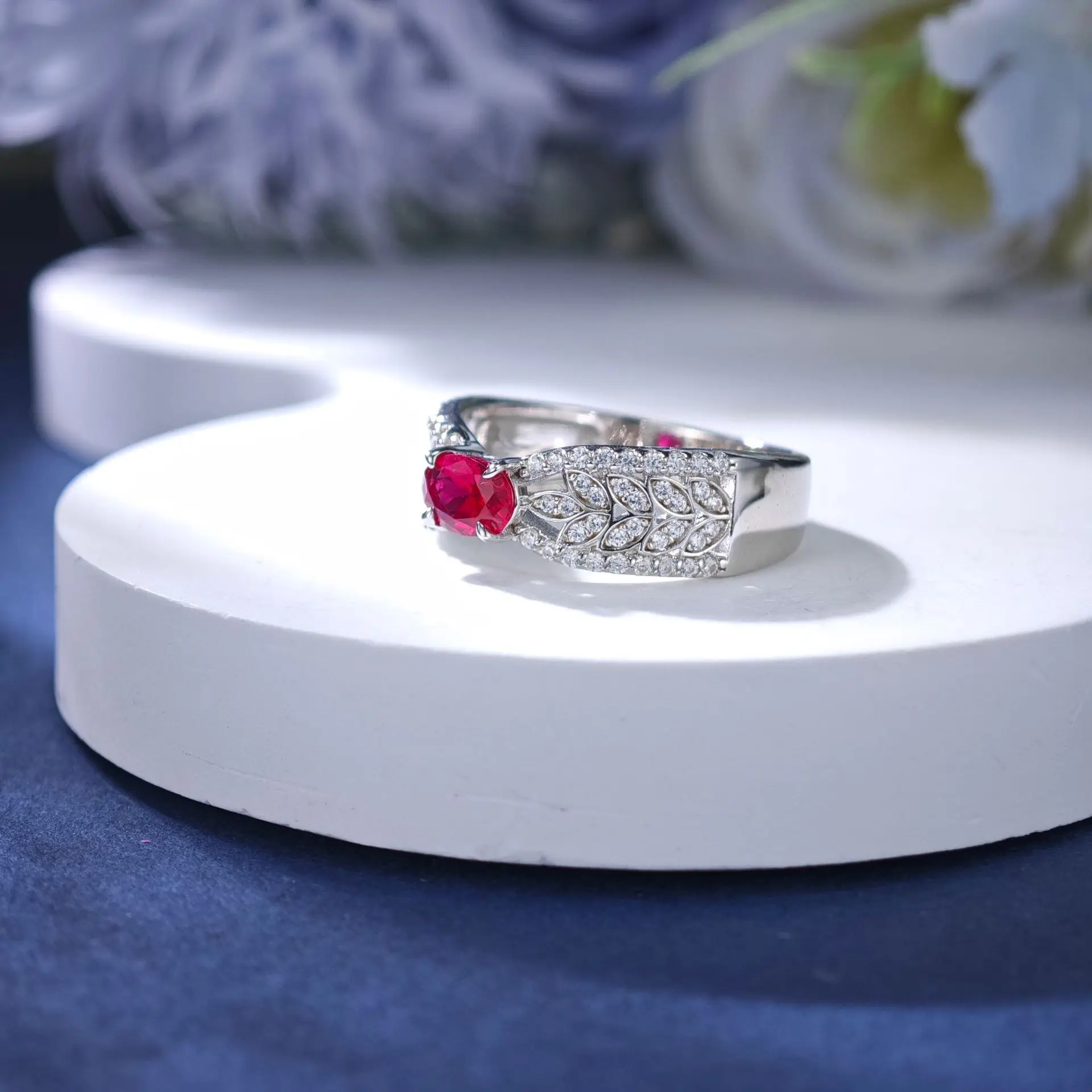 PT950 Platinum egg-shaped ring with wheat pattern hollowed-out and colored diamonds, pigeon-blood red, with special micro-set de