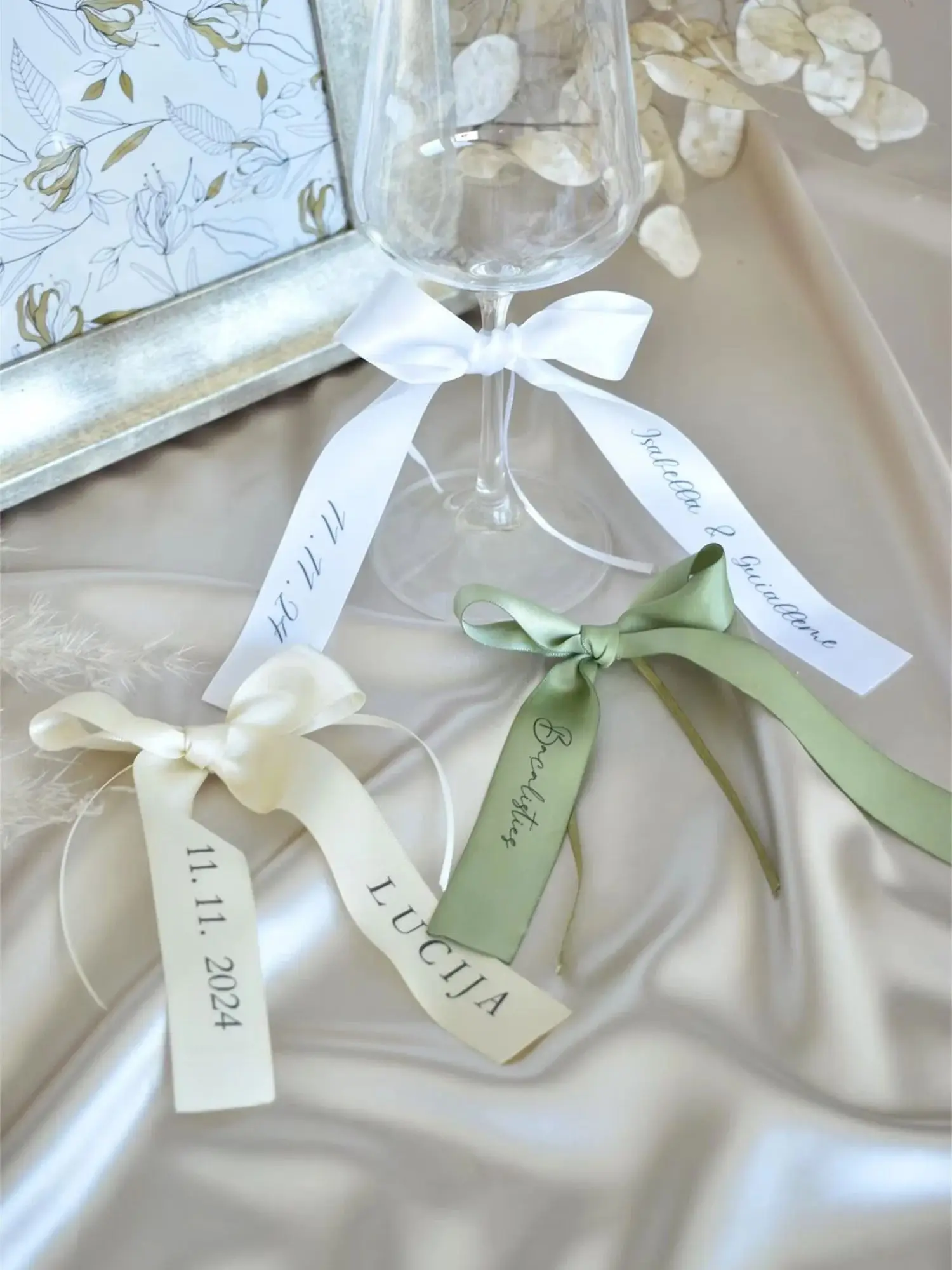 12 pièces d'attache de verre à vin personnalisée sur nœud, nœud de verre de champagne de mariage personnalisé, étiquettes de nom d'arc en satin, étiquettes de nom de boisson cartes de lieu