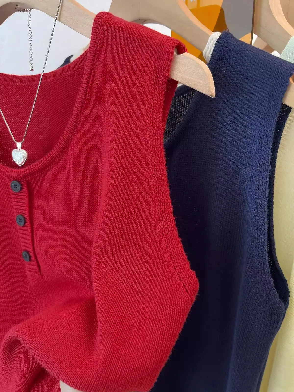 

Red Knitted Svel round Ne Vest Women's Faionable Slimming Summer Top High-End European Sle Casual Straight Cut