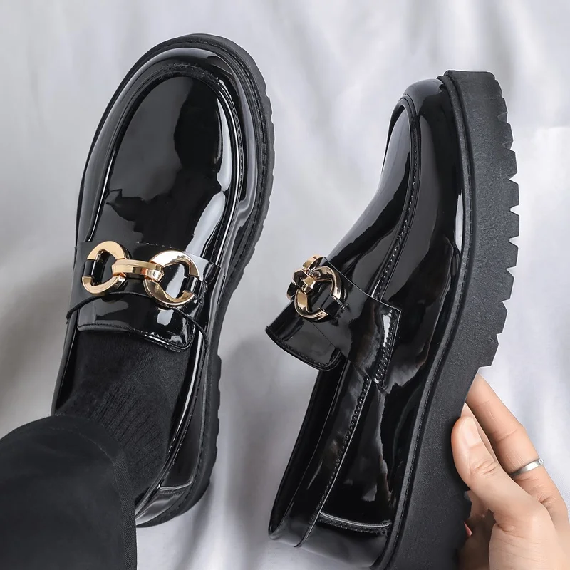 Herren-Freizeitsneakers, Herren-Slipper aus glänzendem Lackleder, Herren-Lederschuhe mit dicker Sohle und Metallschnalle, die die Körpergröße optisch erhöhen, Herren-Freizeitschuhe im britischen Stil für den täglichen Gebrauch. – Detail 8