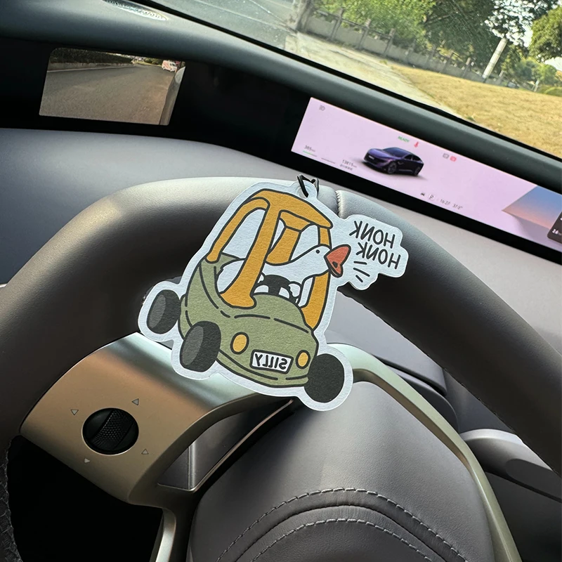 Divertente deodorante per auto Honk Honk Hilton (profumo dell'hotel). |     Ciondolo specchietto retrovisore e clip di sfiato a doppio scopo |     Compresse per aromaterapia in materiale naturale |     Fragranza duratura per 90 giorni |     Non alcoolico |     Non ha paura del sole |     Progettato specifico per deodorare auto, armadi e bagni. |     Modello di animazione dei cartoni animati |     Unisex |     Fragranza di lusso |     Cinque stelle