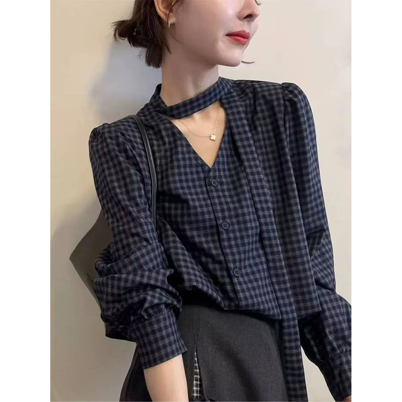 

Ретро-рубашка с V-образным вырезом и клетчатым узором, с длинными рукавами, женская, элегантная, весенняя, новый дизайн, уникальный топ, из смесового хлопка и полиэстера, комфортная, дышащая.