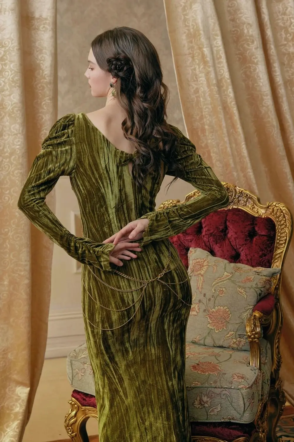 Medusa's Enchantress: The French Court-Inspired Vintage Green Velvet Dress with Boned Corset for Sophisticated Ladies