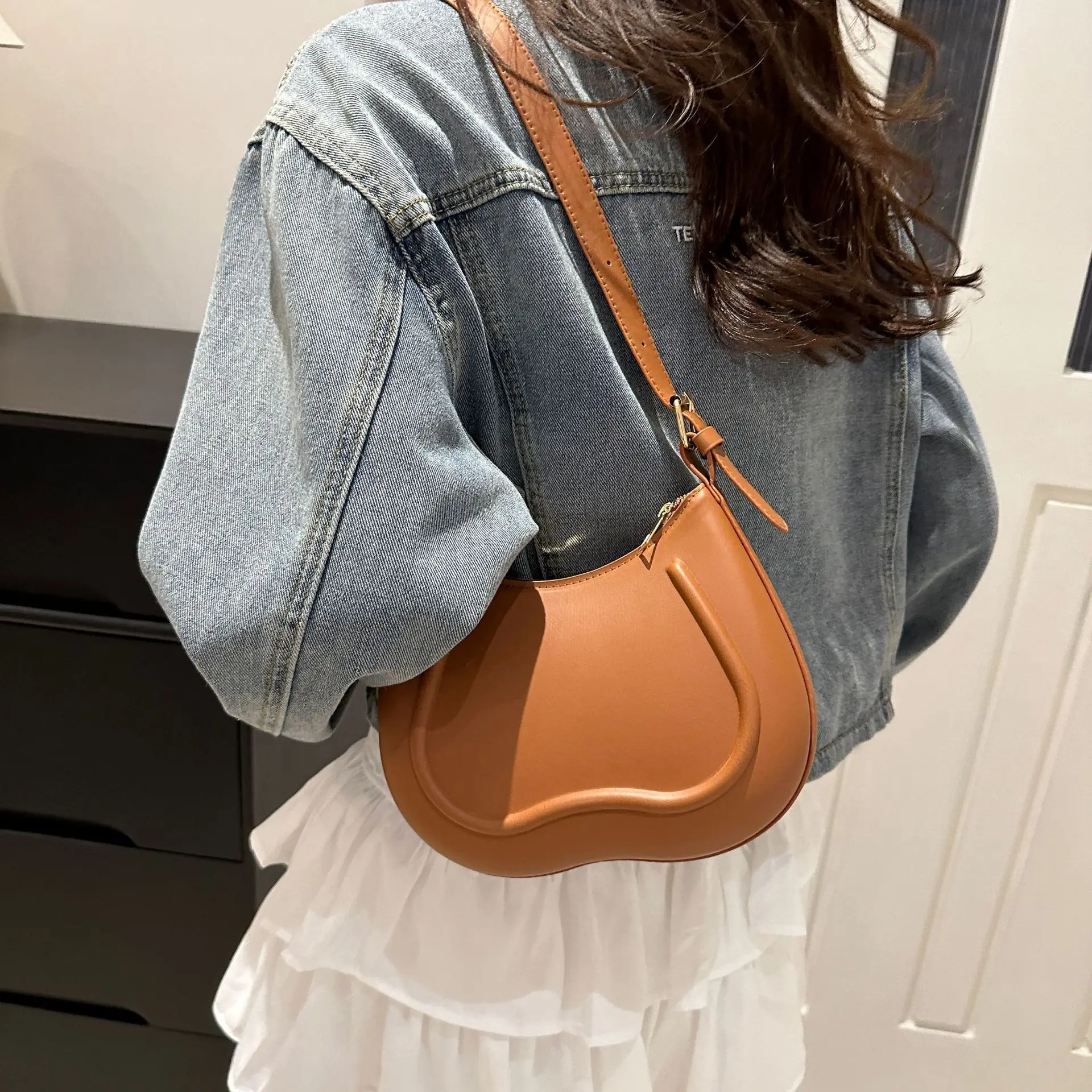 

Spring Summer of 2024 New Street Fashion Shoulder Bag Simple Solid Color Commuter Underarm Bag Western-style Shoulder Bag