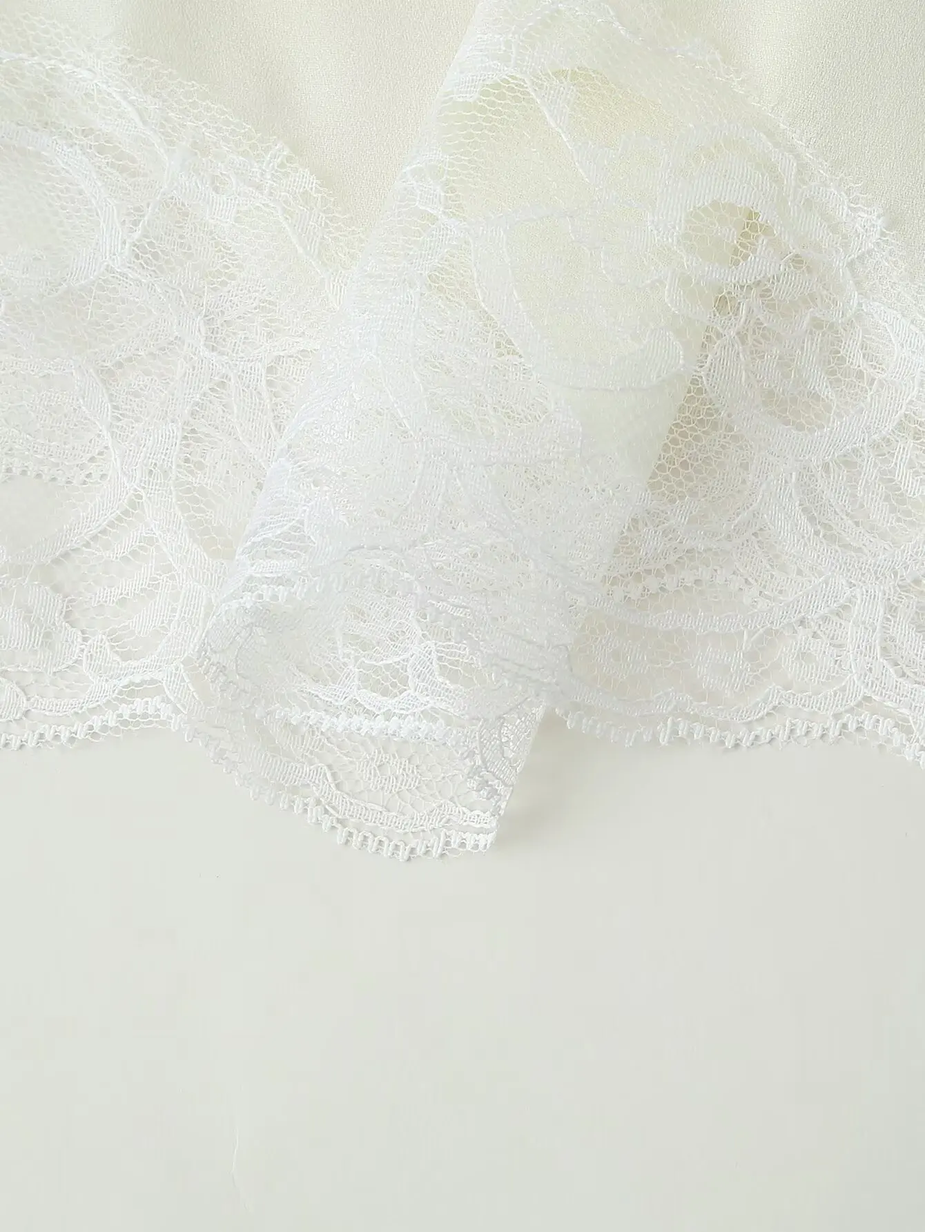 Dameskleding 2025, zomer nieuw product Europese en Amerikaanse stijl Franse mode, eenvoudig kant gesplitst ​ ​ jarreteltopje met split