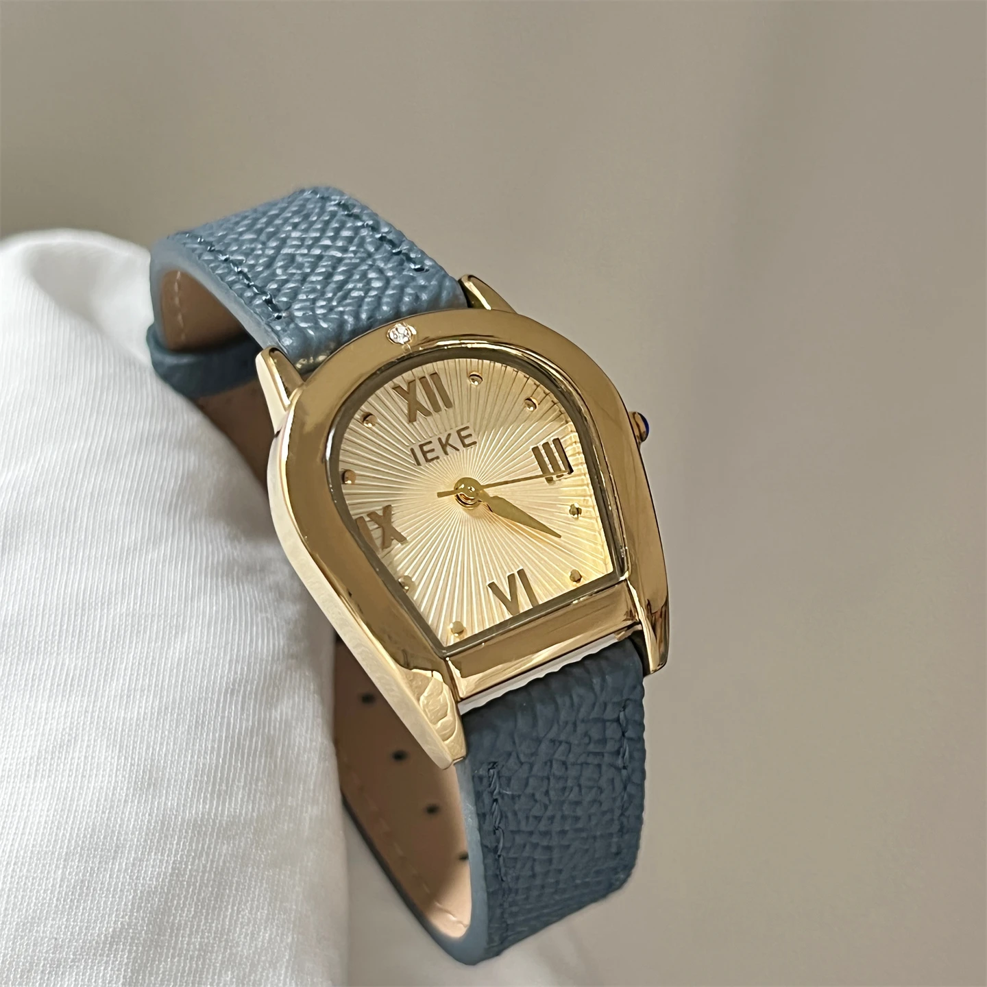 Temperamento Retro, nicho, exquisito reloj con forma de arco, pantalla blanca para mujer, desplazamientos, lugar de trabajo, reloj de ocio