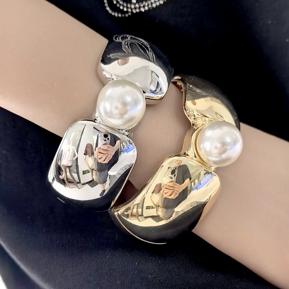 Delicate Pearl Wide Round Luxury Women Elegant Fashion Jewelry Style Accessory Circle Design Bangle Chic Modern Bracelet Gift