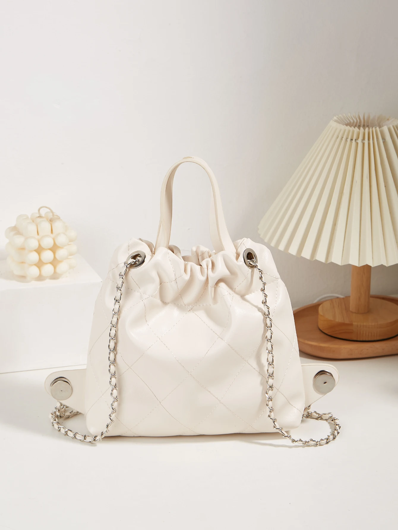 

New retro glossy diamond grid quilted design chain backpack suitable for daily outings and friend gatherings