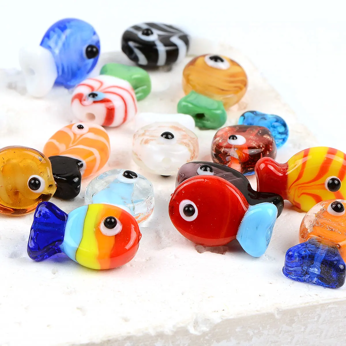 8pcs 1.3x2cm Random Color Mix Translucency Streak Fish Shape Vibrant Glass Beads DIY Necklace Bracelet Jewelry Accessories