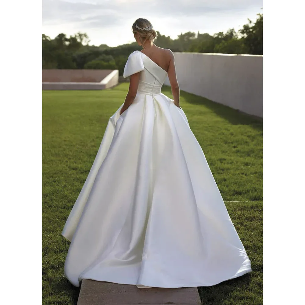 Abiti da sposa in raso bianco moda elegante fiocco monospalla pieghe drappeggiate abiti a trapezio elegante Sweep Train abiti da sposa 2024