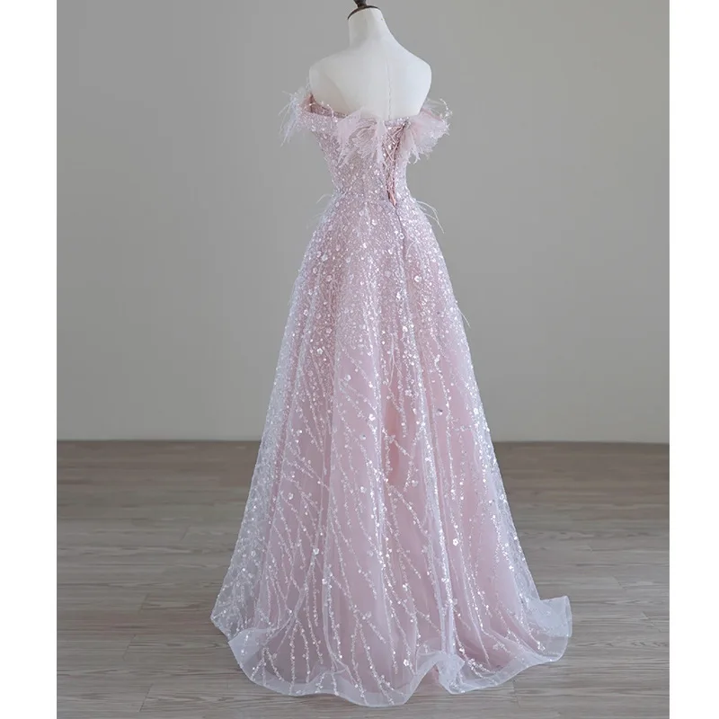 ชุดราตรีหรูหราสีชมพูประดับขนนกยาว ชุดราตรีทรงเอเปิดไหล่สไตล์เทพนิยาย ชุดออกงานระดับไฮเอนด์ รับตัดตามสั่ง