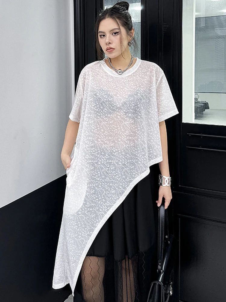 [EAM] Women White Irregular Hem Perspective Big Size T-shirt New Round Neck Short Sleeve Fashion Tide Spring Summer 2024 1DH5421