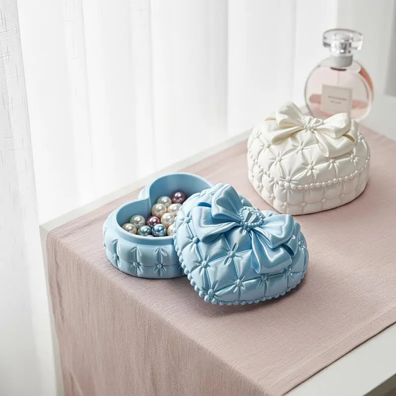 1 Stück Mini-Schmuckbox in Herzform aus Seide mit Schleife, tragbarer Aufbewahrungskoffer für Schmuck auf Reisen und Geschäftsreisen. – Detail 4