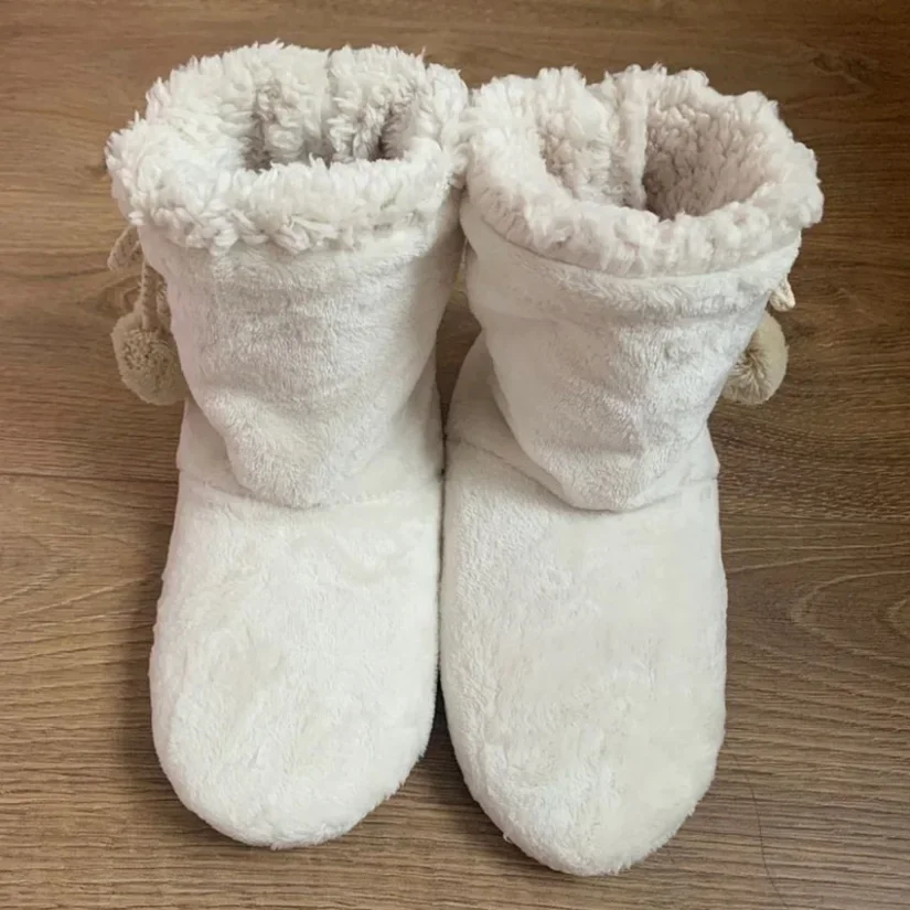 Dames Thuis Slipper Laarzen Winter Warm Fuzzy Indoor Bont Bal Contton Pluche Antislip Grip Pluizige Vrouwelijke Vloer Schoenen Platte Dames