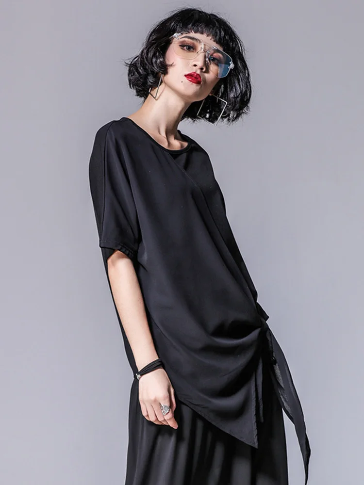 [EAM] Women Black Asymmetric Chiffon Pleated Big Size T-shirt New Round Neck Short Sleeve Fashion Spring Summer 2024 1DF4730