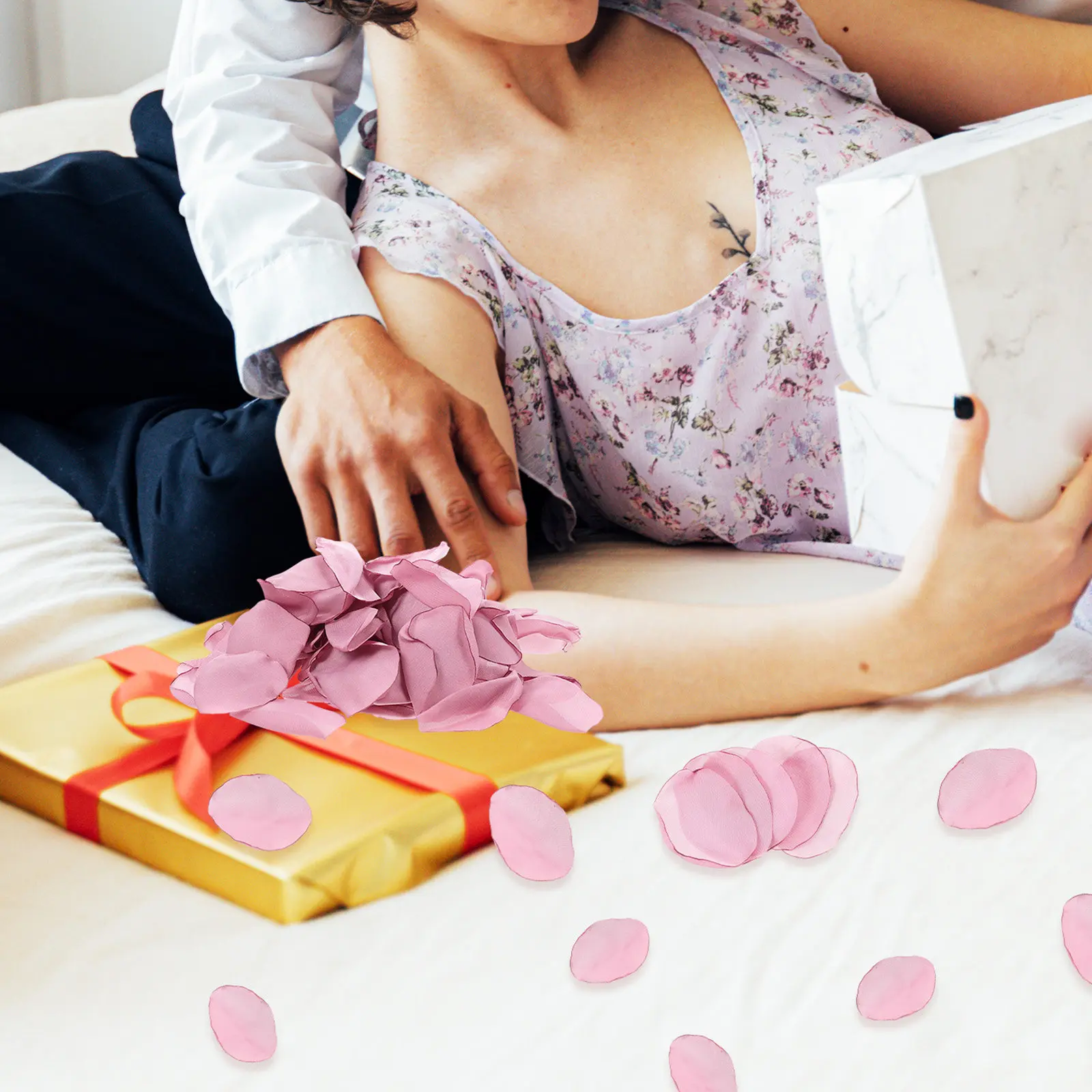 100Pcs Burned Edge Rose Petals Simulation Satin Flower Petals Wedding Party Decoration Romantic Wedding DIY Valentine Scene