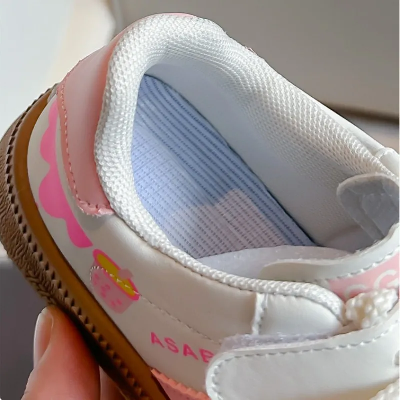 Scarpe sportive da ragazza 2025 Primavera Autunno nuove scarpe per bambini Scarpe da tavolo con suola morbida primaverile Scarpe casual versatili