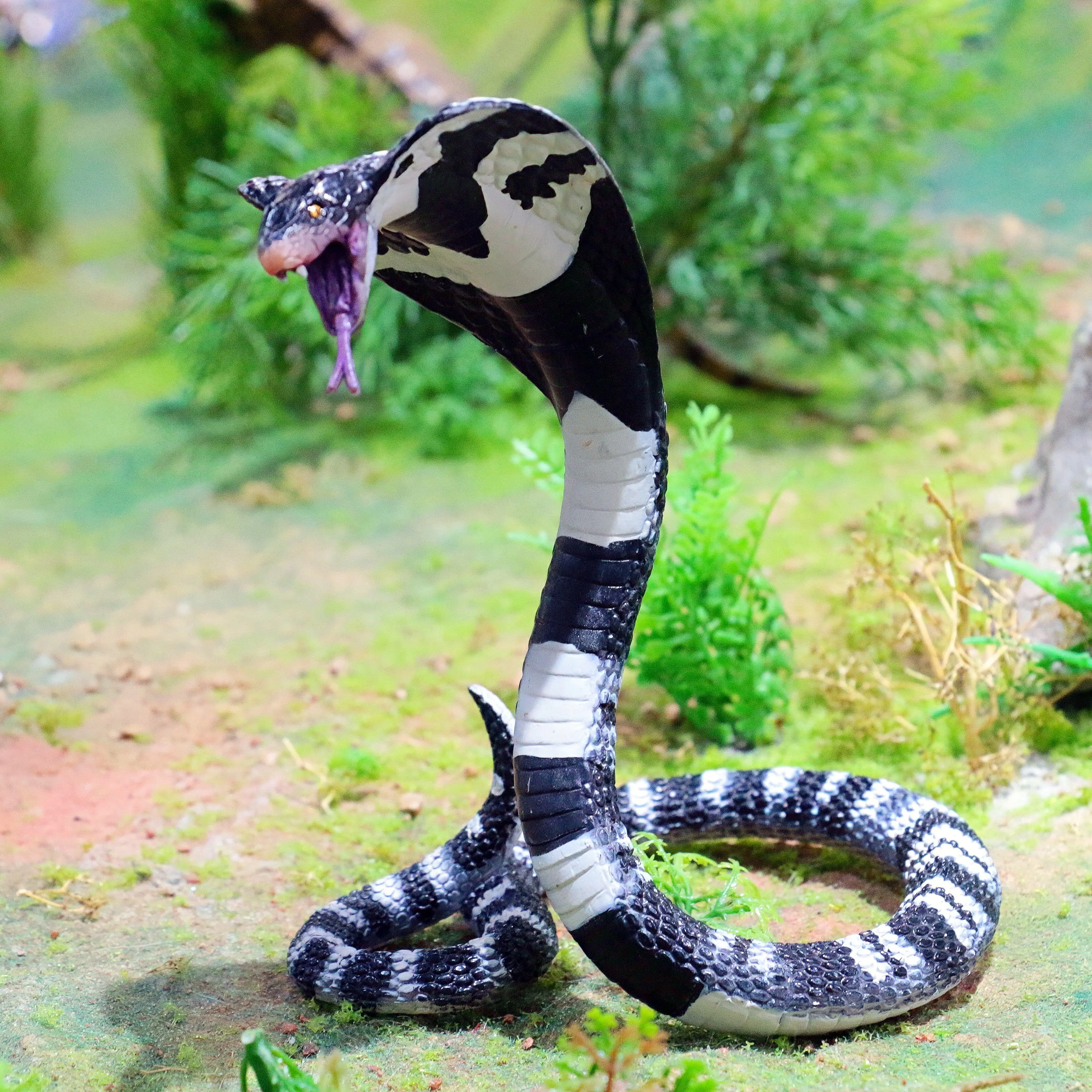 

Realistic wildlife solid black and white patterned cobra animal model ornament statue decoration holiday birthday gift