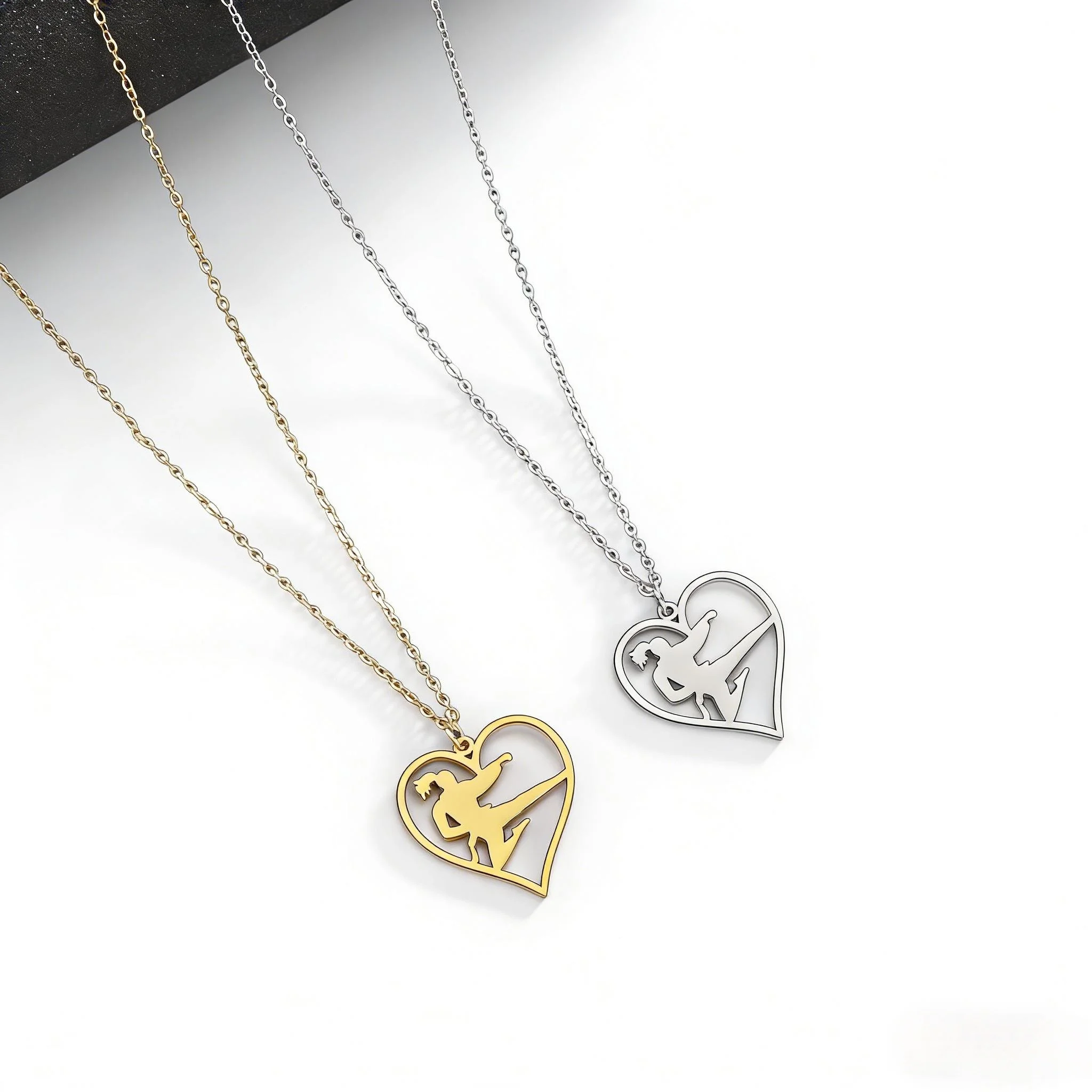 Taekwondo-Herzanhänger-Halskette, Edelstahl-Kampfsport-Schmuck für Männer und Frauen, zierliche Kette, Geschenk für Karate-Fans