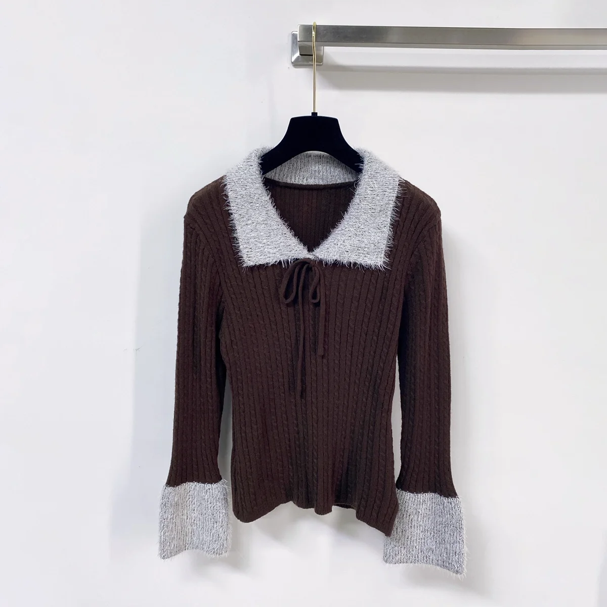 2026 high-quality women's color contrast plush lapel tie Fried Dough Twists knitwear--26928184