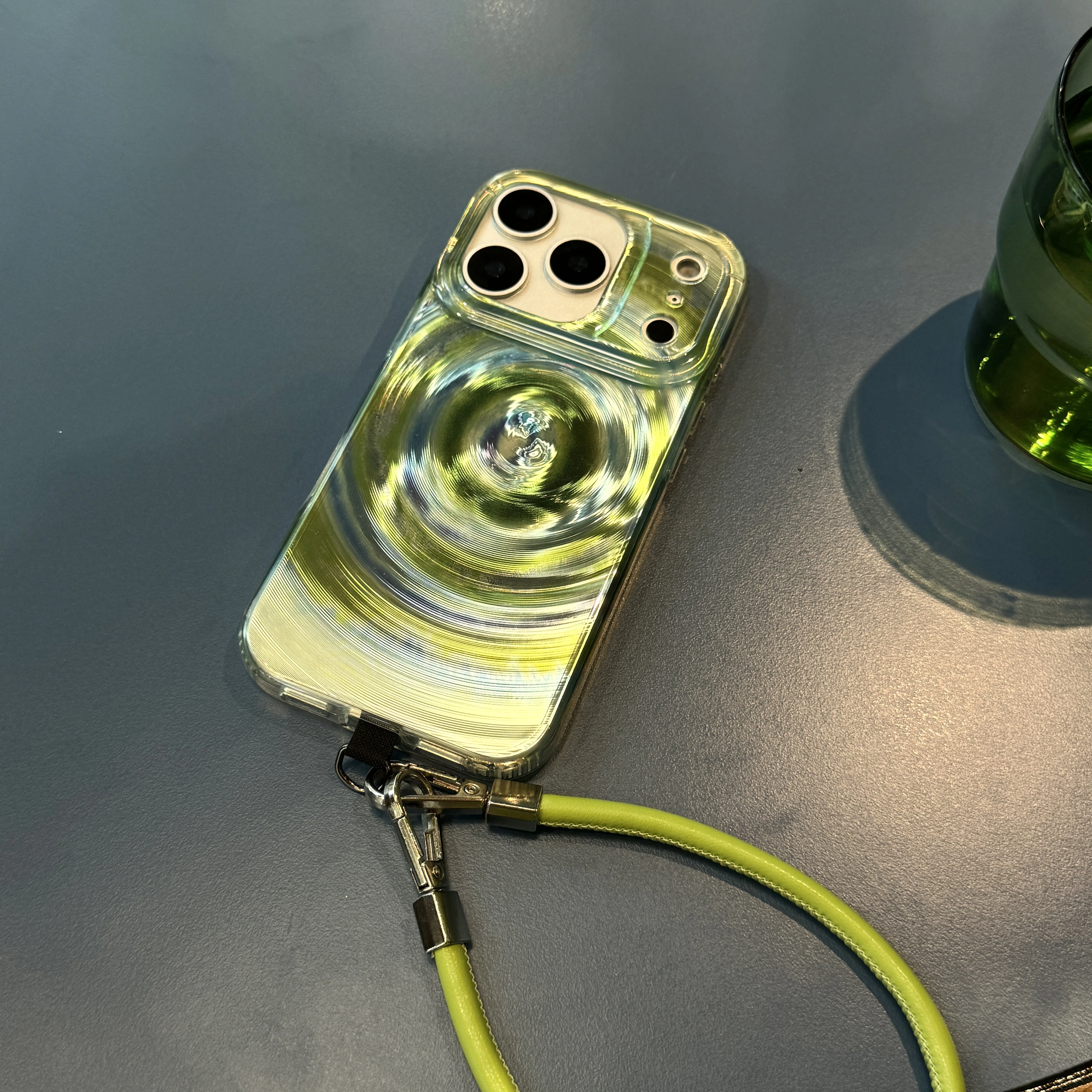 Etui na telefon iPhone 17 16 15 14 Pro Max z wzorem wokółkulującego się niebiesko-zielonego wzoru, silikonowe, odporne na wstrząsy, z ochroną obiektywu.