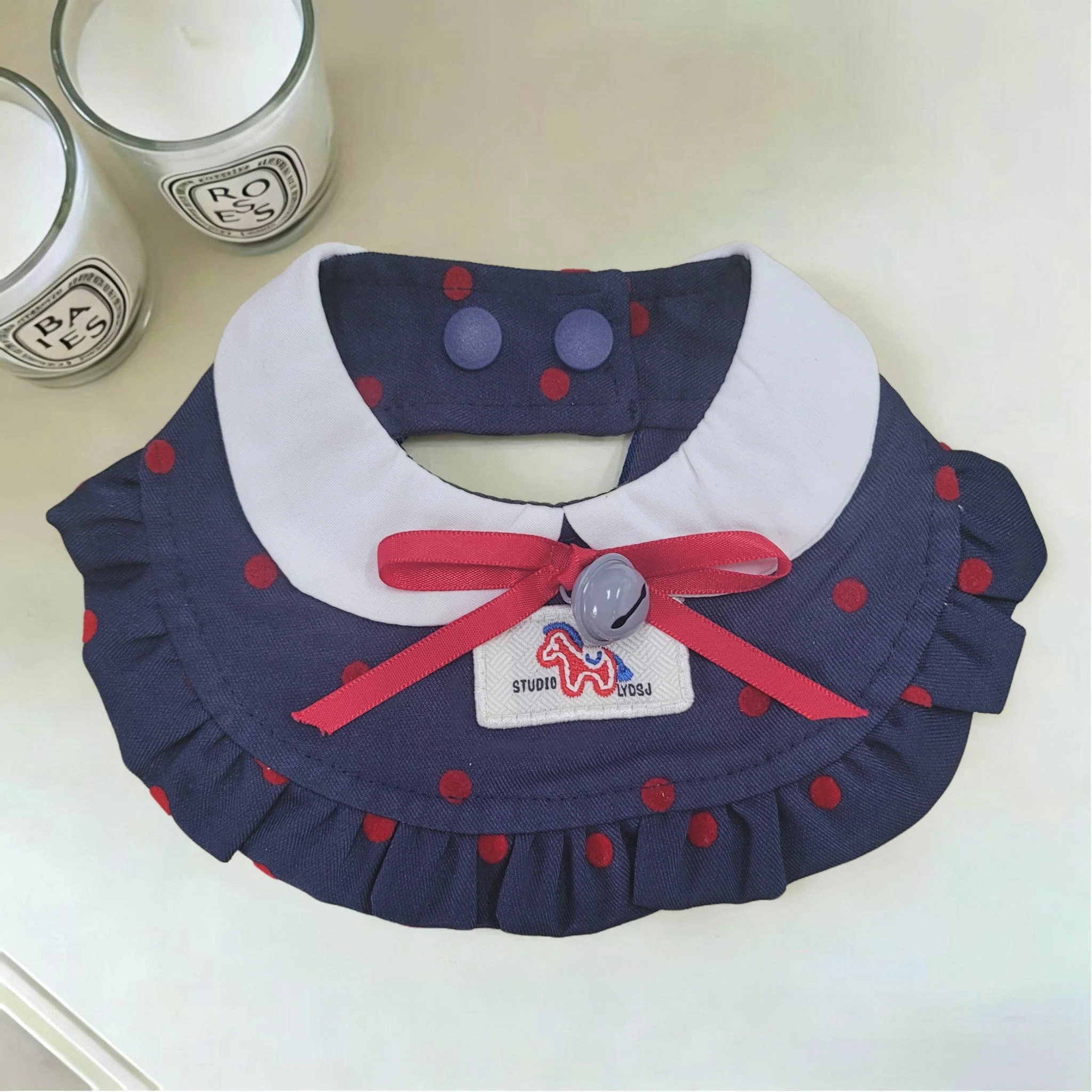 Babero para mascotas con lunares, blanco, con cuello de muñeca, volantes, lazo de satén, campana, etiqueta de caballo, cierre a presión, para uso diario, fiesta de cumpleaños, disfraz para fotos, regalo