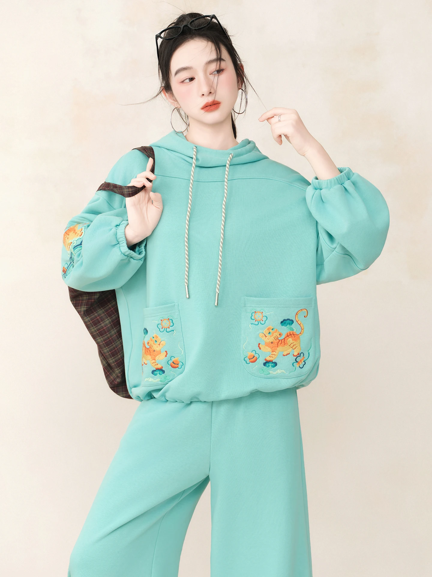 

Оригинальный комплект спортивной одежды Solo: вышитая толстовка свободного кроя и модные хлопковые брюки с длинными рукавами для женщин, весенняя коллекция