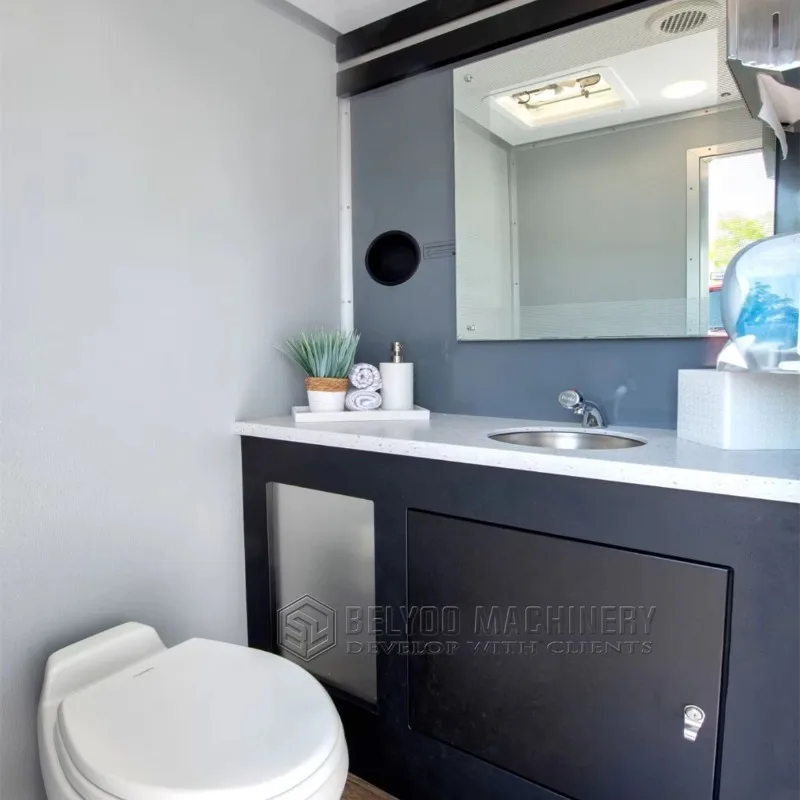 Rimorchio per WC WC mobili Soffioni doccia portatili per esterni Bagno con corrimano pieghevole