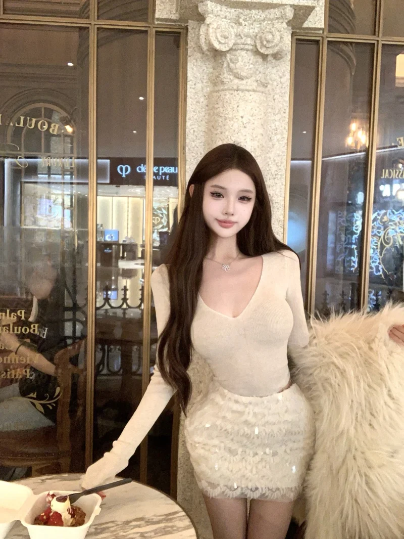 

Стильный комплект из двух предметов: вязаный топ с длинными рукавами и V-образным вырезом и блестящая юбка с высокой талией для женщин, сексуальный, облегающий, модный.