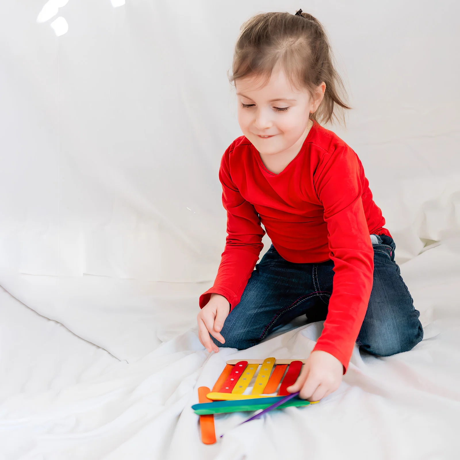 200 قطعة من أعواد المصاصة الخشبية الملونة ثقوب مسبقًا للحرف اليدوية لوازم الفصول الدراسية الفنية ذاتية الصنع أعواد يدوية خشبية