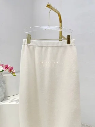 ملابس نسائية تنورة متوسطة الطول بحاشية بيضاء