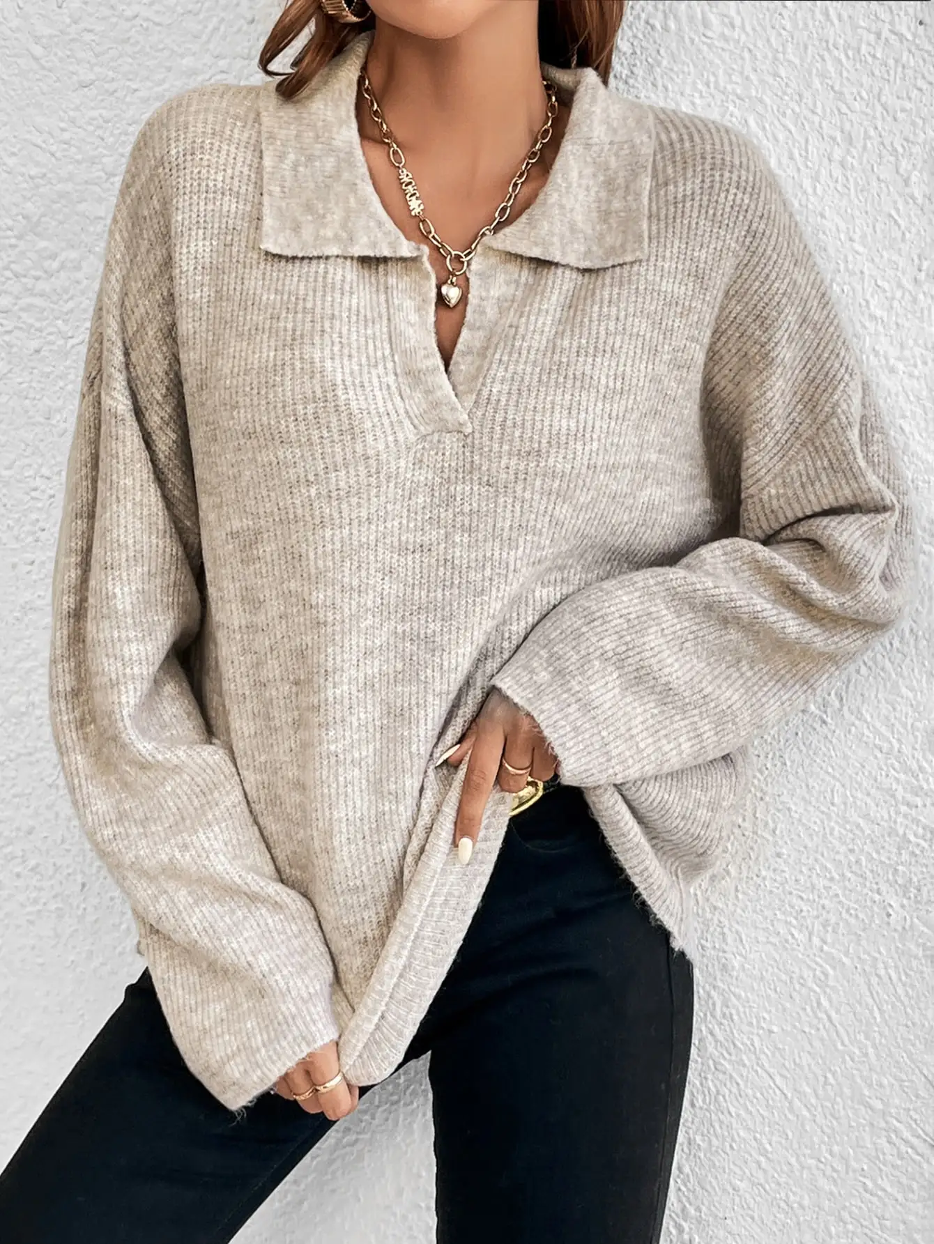 Damski sweter z dzianiny o luźnym kroju, z długim rękawem i wykładanym kołnierzykiem, jednolity beż, jesienne ubranie codzienne