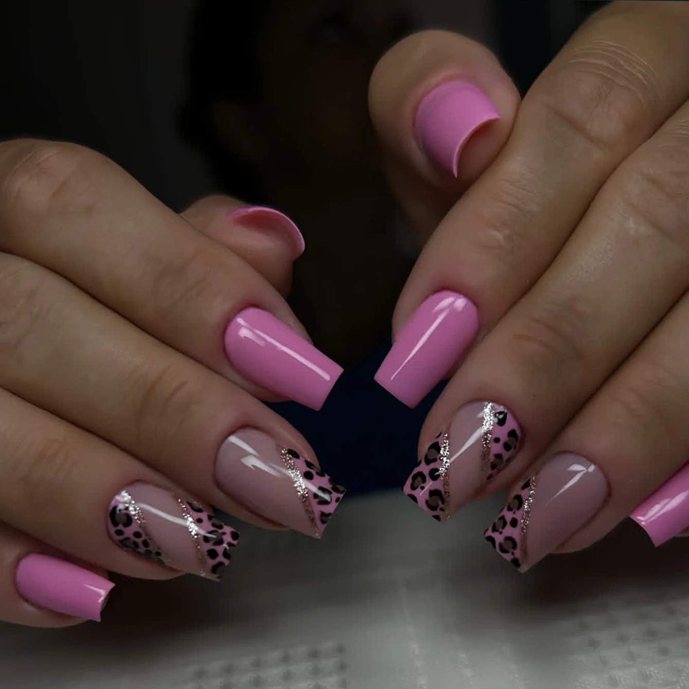 24 قطعة من الأظافر الفرنسية المدببة المتوسطة اللوزية المزيفة بطبعة الفهد الوردي وتصميم فلاش للأظافر من الأكريليك