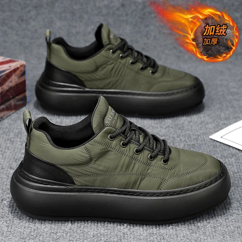 Zapatos de hombre en invierno 2025, con zapatos de tabla de algodón cálidos e informales de felpa, zapatos deportivos antideslizantes de suela gruesa para invierno