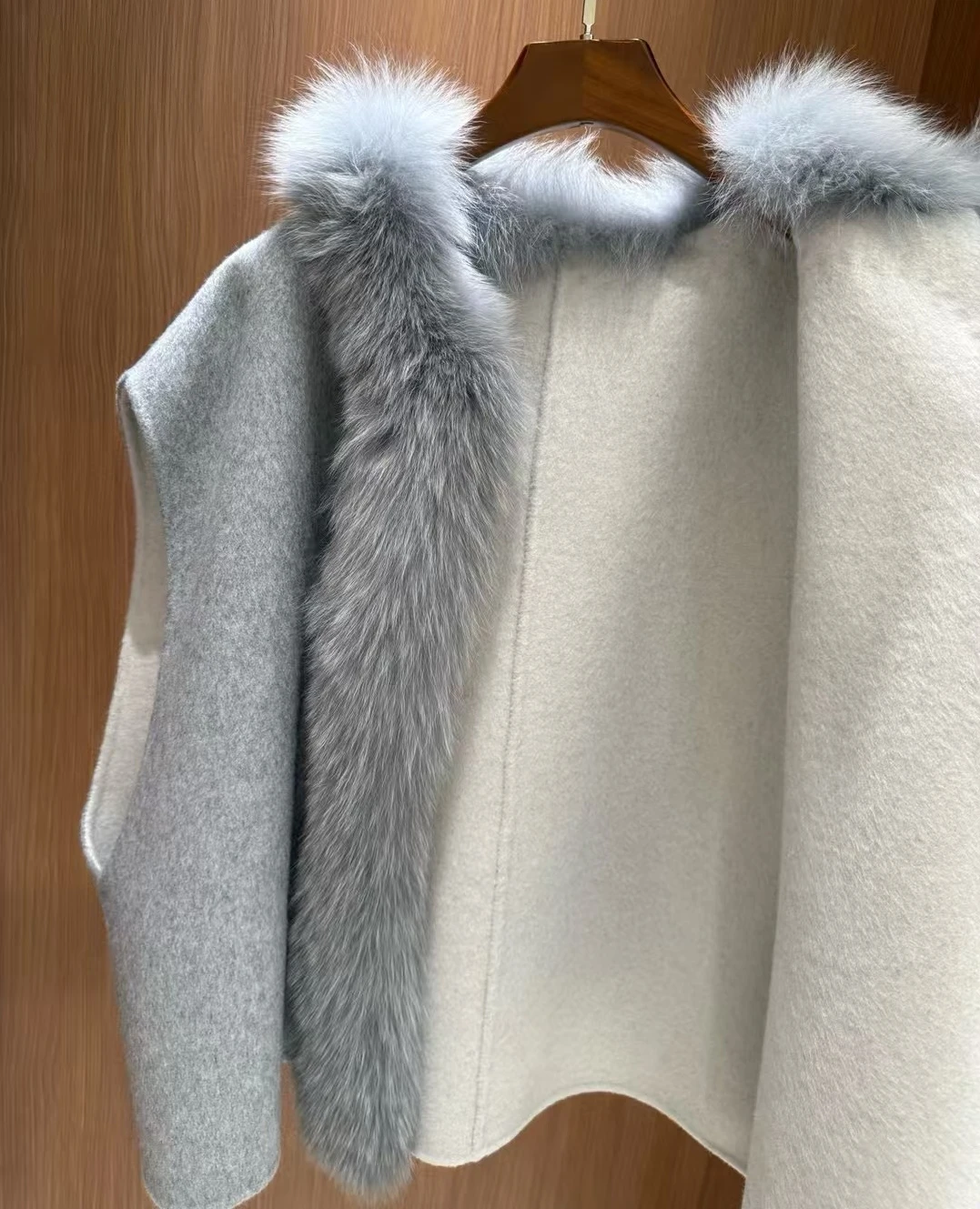 سترة كشمير قصيرة جديدة لخريف وشتاء 2025 للسيدات بتصميم فراء الثعلب ومزاج عصري