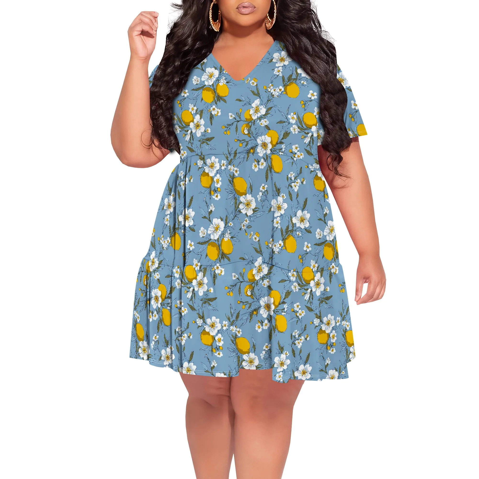 فستان نسائي قصير بمقاس كبير ورقبة على شكل V وأكمام قصيرة وحاشية مكشكشة على شكل حرف A