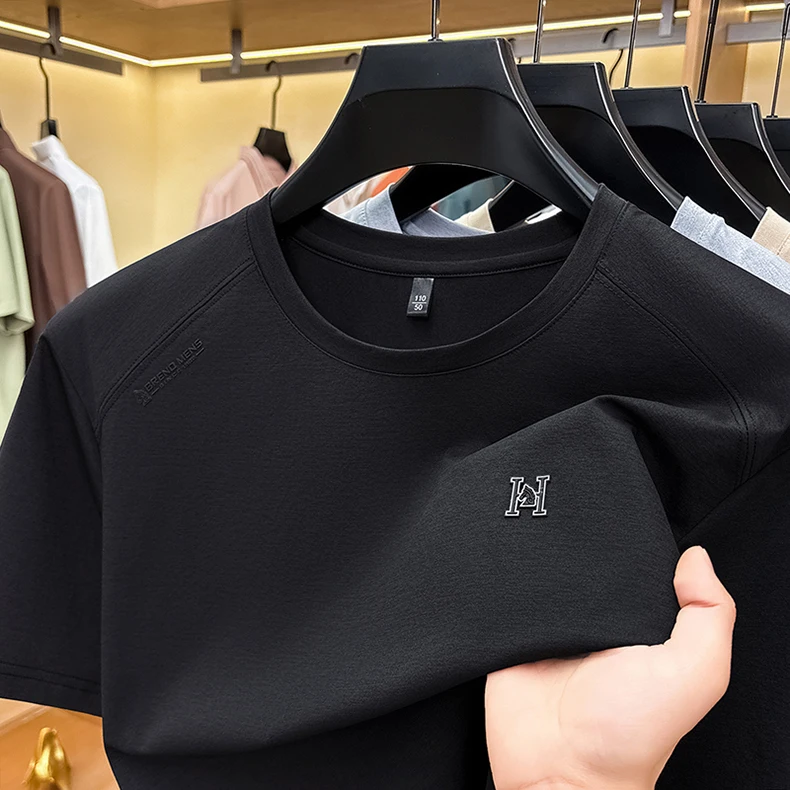 Modisches Luxusmarken-T-Shirt für Herren mit Kurzarm, geprägten Buchstaben, neuem Stil, atmungsaktiv, sommerlich, lässig, Rundhalsausschnitt, einfarbig. – Detail 18