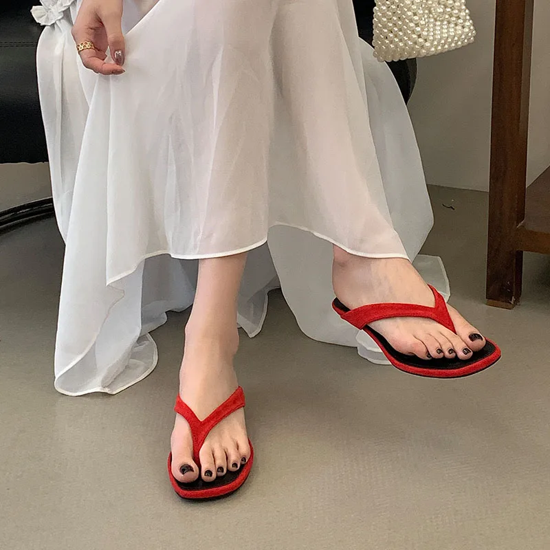 Neu im Sommer: Damen-Pantoletten, Flip-Flops für Frauen, niedriger Absatz, Keilabsatz, Designer-Schuhe, modische offene Zehensandalen, Damen-Schuhe. – Detail 3