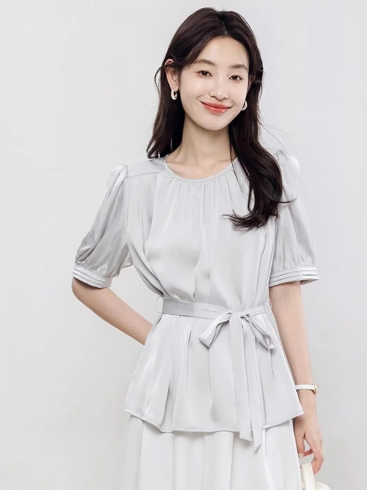 

Корейская женская блузка с круглым вырезом и короткими рукавами-фонариками, летняя новинка, из мягкого атласа, дизайнерская модель