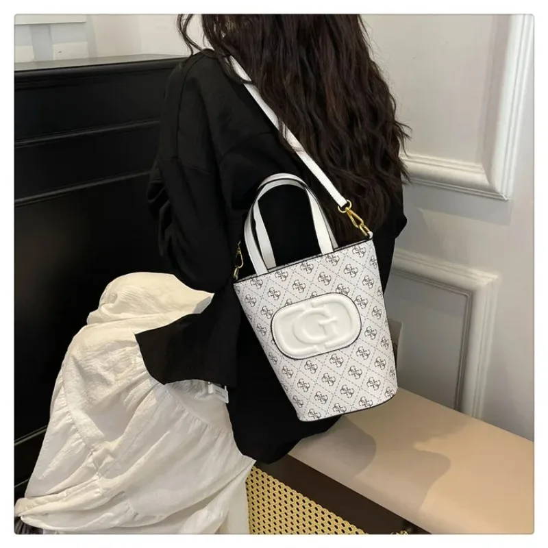 Новые роскошные дизайны в 2025 году – это модные и ретро-сумки в форме буквы, сумки-ведра и высококачественные сумки на одно плечо.