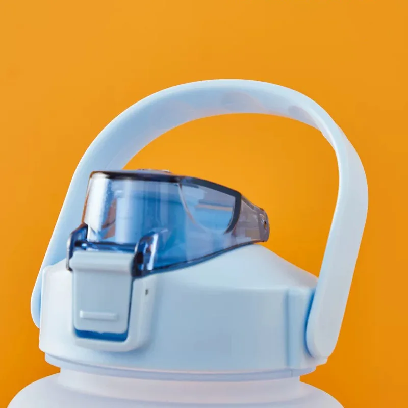 24 شعار التغذية هزة زجاجة ماء 2L المتدرج المتضخم مع القش داخل تريتان المواد البلاستيكية زجاجة السفر في الهواء الطلق