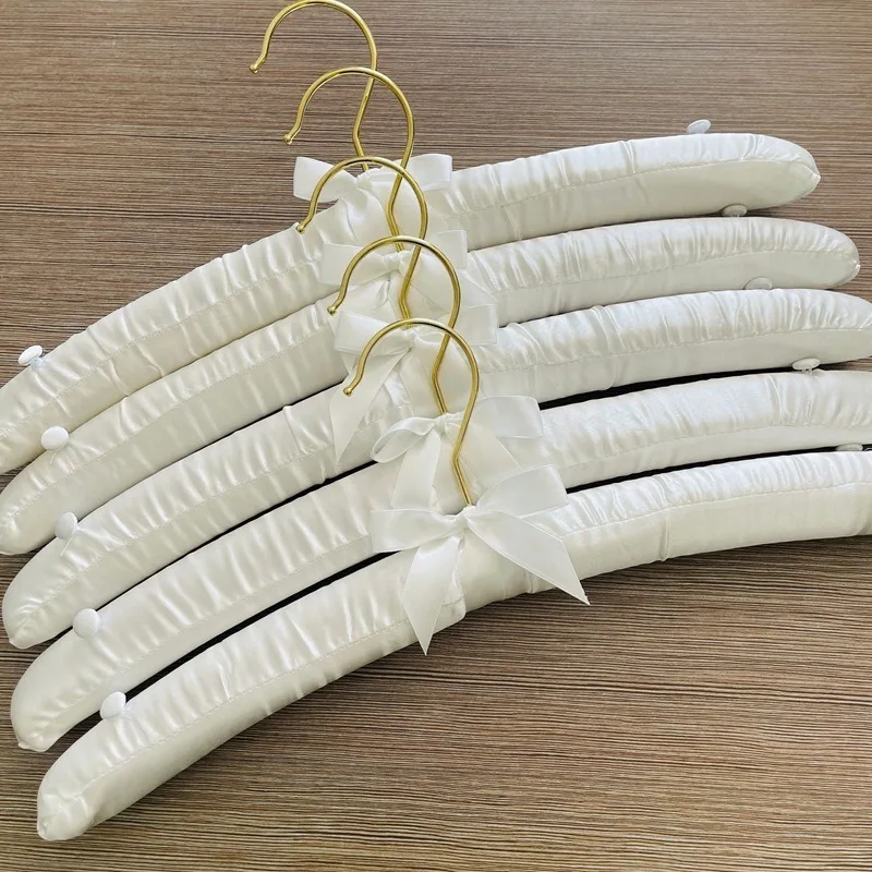 

1pcs Wholesale Custom Ivory Satin Padded Hanger 15inch Non-Slip Buttons Strappy Dresses Ideal Bridal Bride Hanger for Wedding
