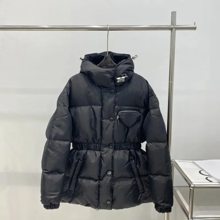 Tendência feminina jaqueta 2025 estofamento de alta qualidade sólido com capuz cinto botão bolsos térmicos cintura inverno para baixo casaco feminino