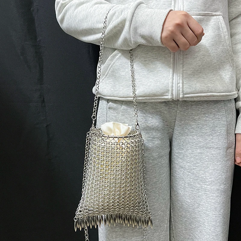 Advanced metal chain spiky tassel bag for spicy girls with punk style and niche design, crossbody carrying bucket bag
